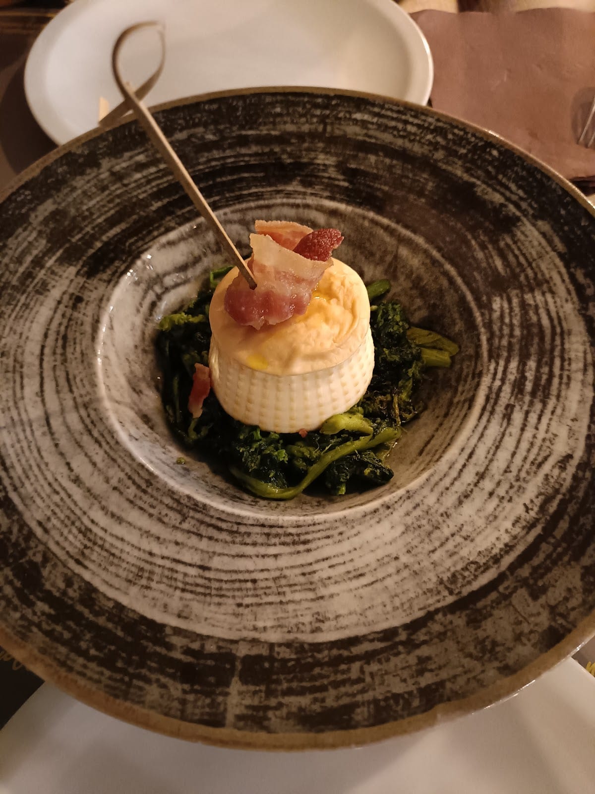 Antipasto con verdure, formaggio e guanciale